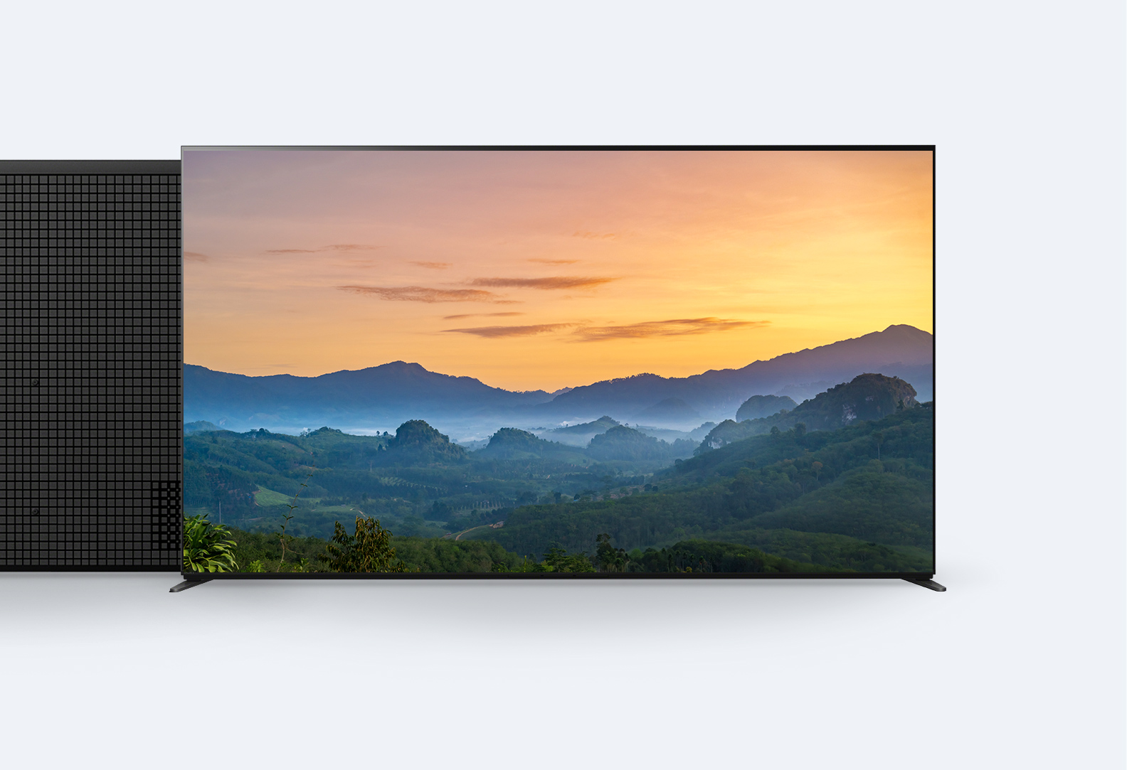 Imagen del producto que muestra una vista frontal de un televisor BRAVIA donde se ve un atardecer en la montaña con la cubierta posterior extendida a la izquierda