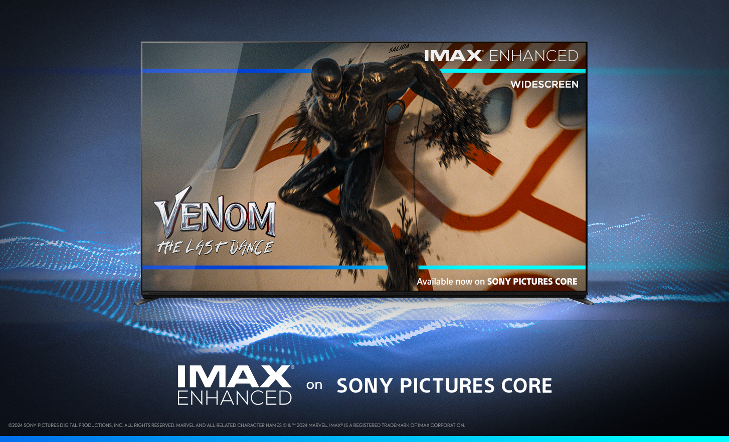 Televisor que muestra una escena de la película “Venom: El último baile” en formato IMAX Enhanced, con el texto “Disponible ahora en Sony Pictures Core”, ambientado en un fondo ondulado futurista en azul.