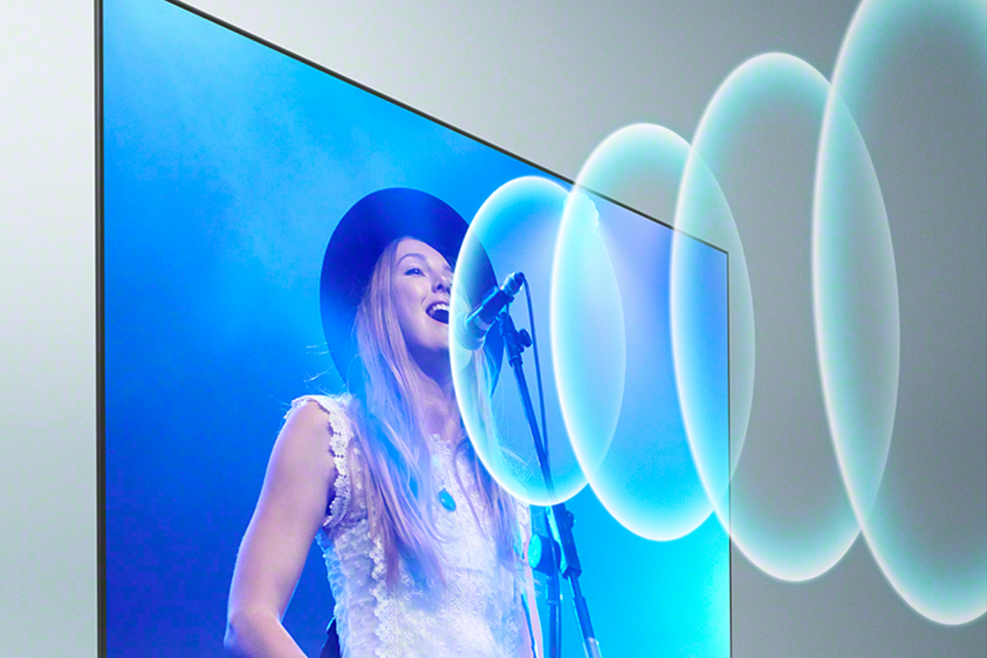 Una persona canta en pantalla con ondas sonoras ilustradas, lo que demuestra que el procesamiento de sonido avanzado de los televisores BRAVIA.